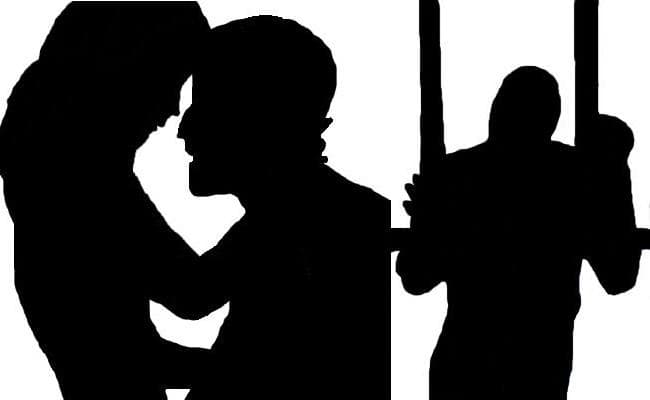 पत्नी को प्रेमी संग आपत्तिजनक स्थिति में रंगेहाथ पकड़ा, फिर उसके बाद....