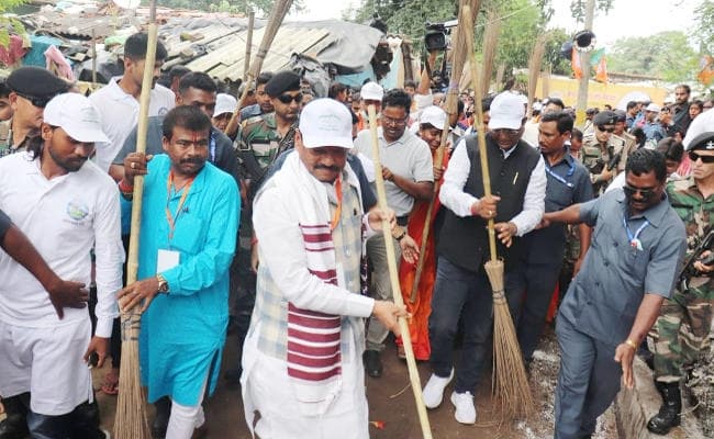रांची की इस गली में झाड़ू लगाकर रघुवर दास ने की अभियान की शुरुआत