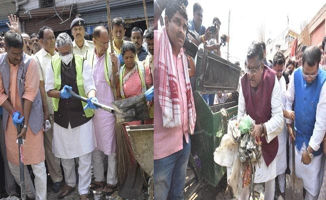 स्वच्छता अभियान के तहत रविशंकर प्रसाद, सुशील मोदी ने झाड़ू थामी