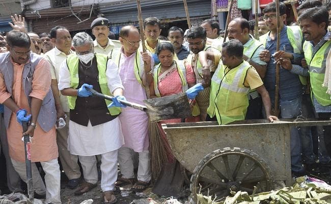 अपने घरों में शौचालय बना बिहार को खुले में शौच से मुक्त करें : सुशील मोदी