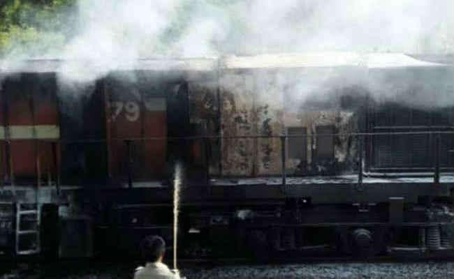 रेलवे इंजन में अचानक लगी आग, पूरे डीजल शेड इलाके में खलबली