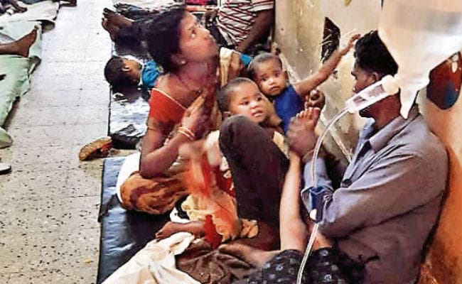 रांची  : मौसमी बीमारी से पीड़ित बच्चों से पटा रिम्स का शिशु विभाग, फर्श पर किया जा रहा बच्चों का इलाज