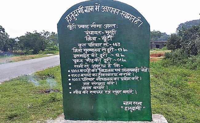 खूंटी : पत्थलगड़ी का बदला स्वरूप, लिखा बच्चों को भेजें स्कूल और आंगनबाड़ी, ग्रामिणों ने कहा बहकावे में आ गये थे