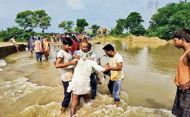 मधुबनी : पानी चढ़ने से डायवर्जन टूटा, आवागमन बंद