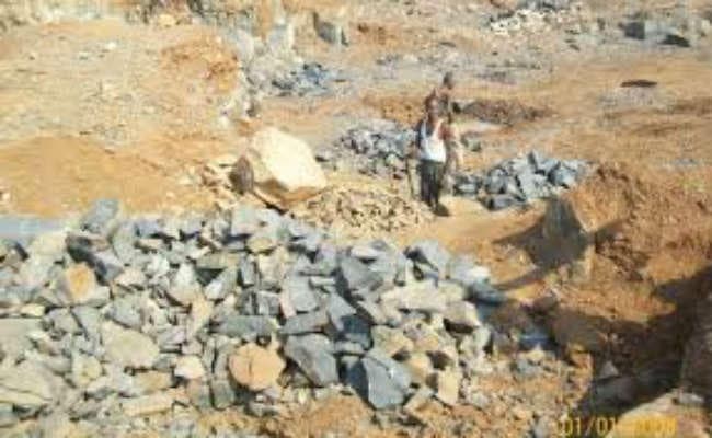 गढ़वा : भवनाथपुर के सुरक्षित वन क्षेत्र में बड़े पैमाने पर पत्थरों का अवैध उत्खनन