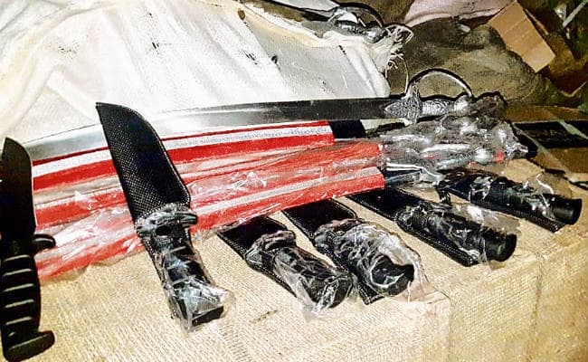 पटना : गोरिया टोली में तीन दुकानों में छापेमारी, तेज धार वाली 1000 तलवारें बरामद, तीन गिरफ्तार