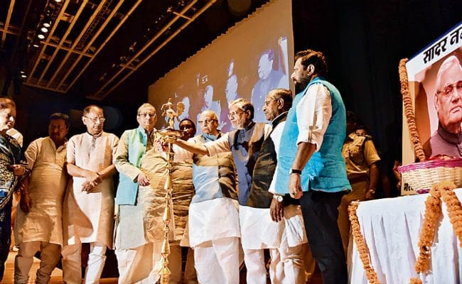 पटना : प्रेरणादायी हैं अटल बिहारी वाजपेयी की कविताएं : राज्यपाल