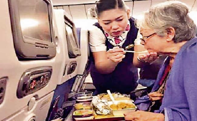 ...जब बुजुर्ग को खाना खिलाकर एयर होस्टेस ने जीता दिल