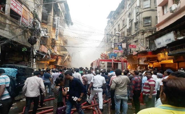 बागड़ी मार्केट अग्निकांड : 24 घंटे के पहले नहीं बुझेगी आग, स्थानीय लोगों ने की सेना बुलाने की मांग