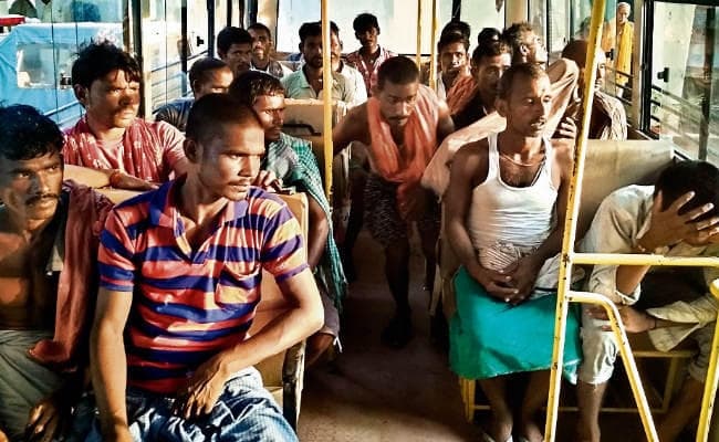 अवैध बालू खनन में 21 मजदूर गिरफ्तार और एक नाव जब्त