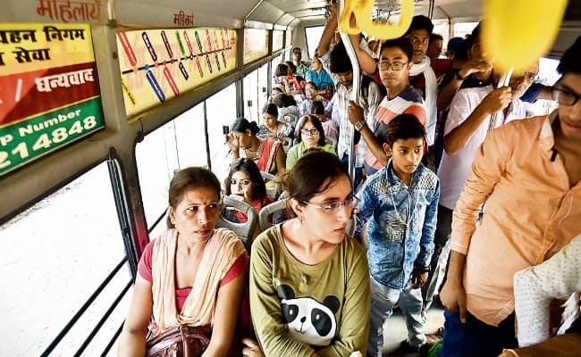 पटना : नगर सेवा की सामान्य बसों में महिलाओं की भीड़, महिला बस खाली