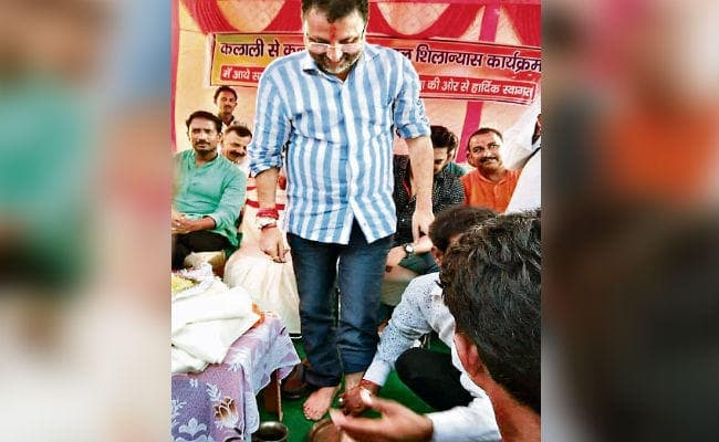 गोड्डा : ....जब हाइलेवल पुल के शिलान्यास की खुशी में भाजपा के पूर्व प्रखंड महामंत्री ने सांसद निशिकांत का पांव धो कर पीया