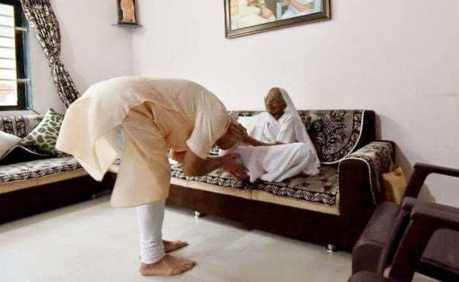 #HappyBdayPMModi: पीएम मोदी ने मां का लिया आशीर्वाद, बोले राहुल गांधी- Happy Birthday मोदी जी