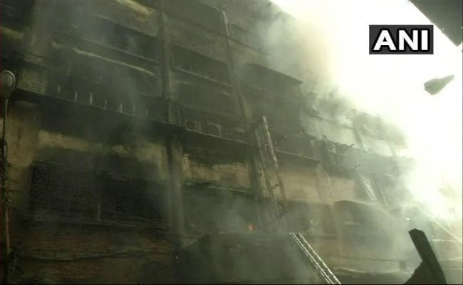 28 घंटे के बाद भी धधक रहा है कोलकाता का बागड़ी मार्केट