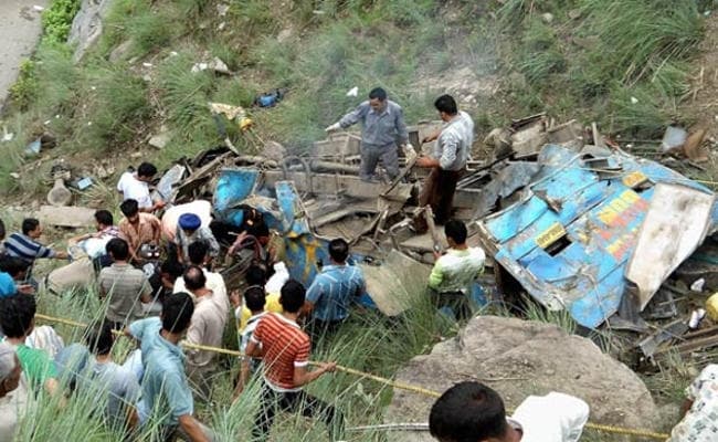 हिमाचल प्रदेश : चंबा में ट्रक खाई में गिरा, 18 लोग घायल