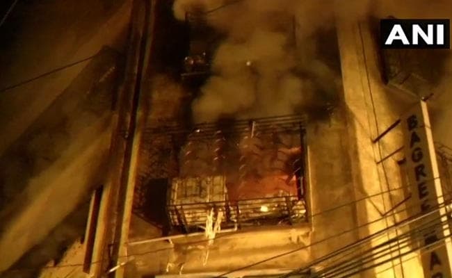 Kolkata : बागड़ी मार्केट में केमिकल की मौजूदगी और पानी की कमी ने बढ़ायी मुश्किलें, अब तक नहीं बुझी आग