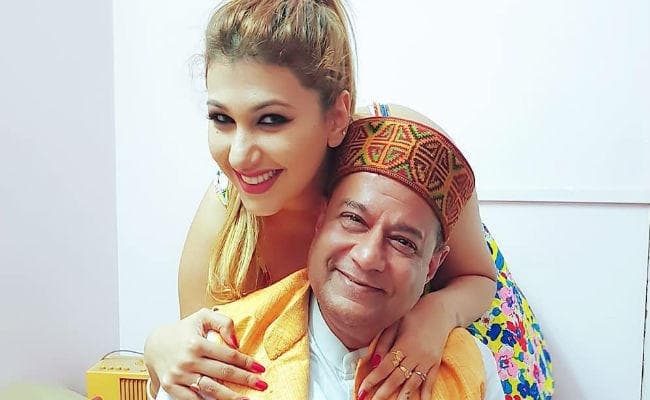 अनूप जलोटा ने 37 साल छोटी गर्लफ्रेंड संग ली एंट्री, बोले ट्रोलर- आओ Bigg Boss -12 के बाबा राम रहीम...