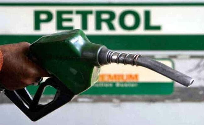 सर्वेक्षण रिपोर्ट : Petrol की ऊंची कीमतों का त्योहार पूर्व खरीदारी पर पड़ रहा असर