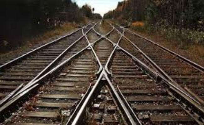 रेलवे का क्रॉसिंग गेट खोलने से मना करने पर अपराधियों ने गेटमैन के हाथ काटे