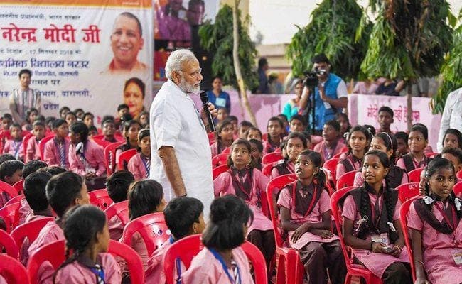 जन्मदिन पर अपने संसदीय क्षेत्र वाराणसी पहुंचे मोदी, छात्रों से की बात