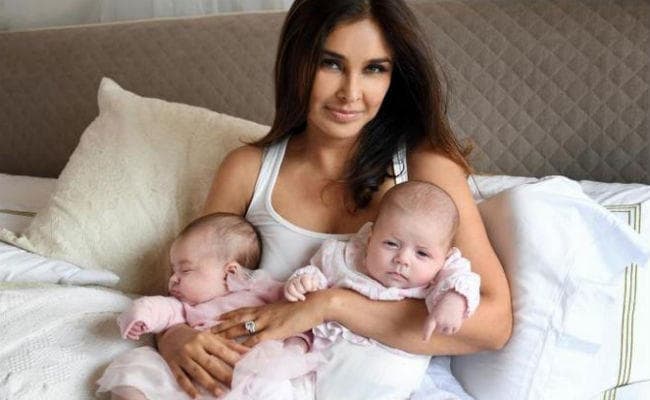 Good News: कैंसर सर्वाइवर एक्ट्रेस लीजा रे 46 साल की उम्र में मां बनीं, घर आयीं जुड़वां बेटियां