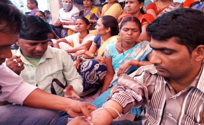 हजारीबाग : ....जब सैकड़ों पारा शिक्षकों ने प्रधानमंत्री नरेंद्र मोदी के जन्मदिन पर अपने खून से पत्र लिखकर दी बधाई