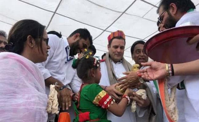 बस से उतरकर अचानक चाय की दुकान पर पहुंचे ‘‘शिव भक्त'''' राहुल गांधी, चखा समोसे का स्वाद