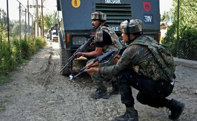 जम्मू-कश्मीर: आतंकियों ने सीआरपीएफ के शिविर पर की गोलीबारी, एक जवान घायल