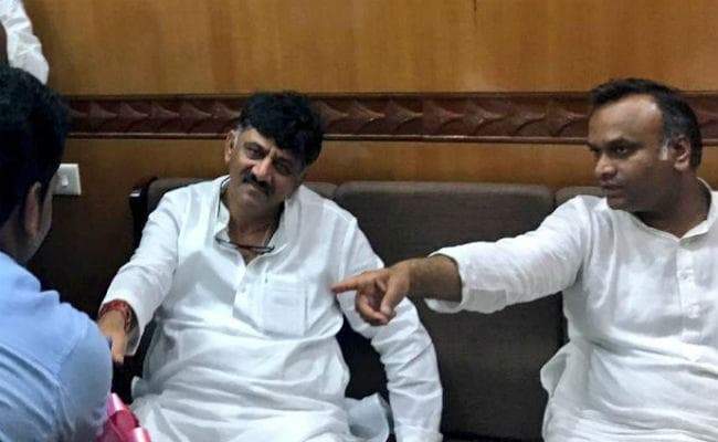 कर्नाटक: कांग्रेस के ''संकटमोचक'' शिवकुमार पर लटकी गिरफ्तारी की तलवार