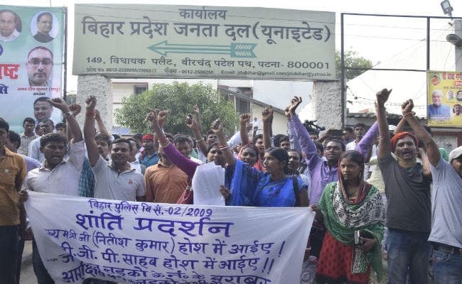 सिपाही बहाली में गड़बड़ी के विरोध में अभ्यर्थियों ने जदयू प्रदेश कार्यालय पर किया प्रदर्शन