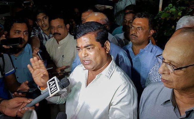 गोवा संकट : कांग्रेस MLA राज्यपाल से मिले, भाजपा को बहुमत साबित करने का निर्देश देने को कहा