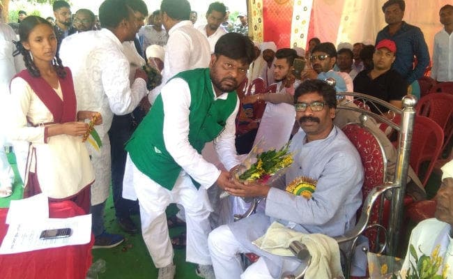 रघुवर सरकार पर बरसे हेमंत, कहा- अलग राज्य का विरोध करने वाले गद्दी पर बैठकर कर रहे हैं शोषण