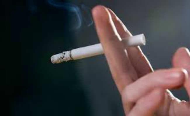 अस्पताल में धूम्रपान करते देखे गये चिकित्सक