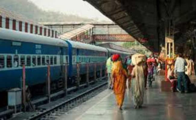 रेलवे स्टेशन पर युवती को छोड़कर प्रेमी हुआ फरार