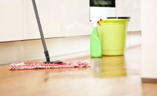 आपके बच्चों को मोटा बना रहे फ्लोर क्लीनर्स, जानें कैसे