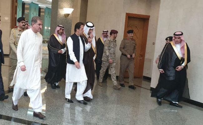 प्रधानमंत्री बनने के बाद पहली विदेश यात्रा पर सऊदी पहुंचे इमरान खान