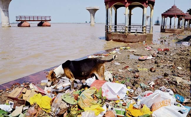 पटना : आज खतरे के निशान से नीचे आयी गंगा, पूजा के नाम पर फेंकी गयी गंदगी घाटों पर जमी