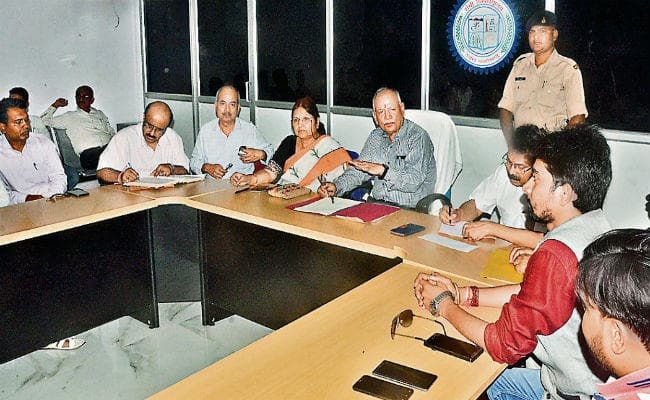 रांची : दुर्गा पूजा की छुट्टी में कटौती कर चुनाव पर तैयार नहीं हुए छात्र संगठनों के प्रतिनिधि