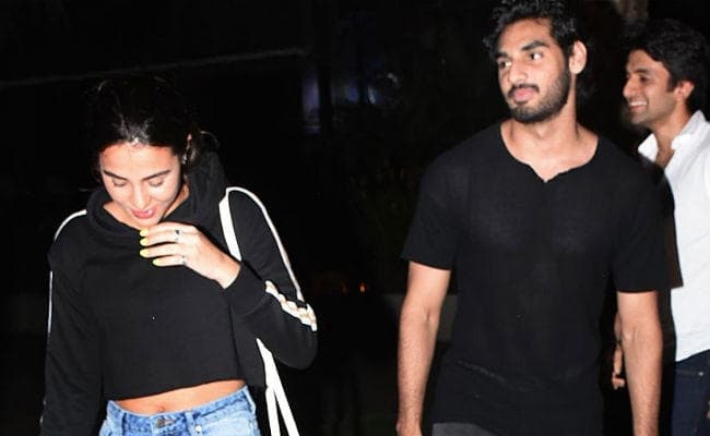 PHOTOS: गर्लफ्रेंड तान्‍या श्रॉफ संग स्‍पॉट हुए सुनील शेट्टी के बेटे अहान