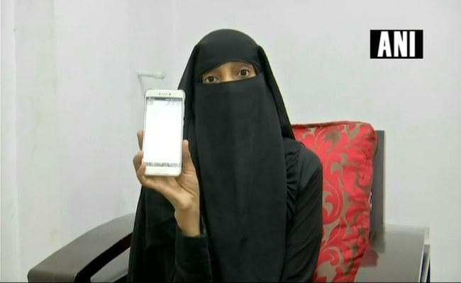 हैदराबाद की 29 वर्षीय महिला को पति ने व्हाट्‌सएप पर तलाक दिया, सुषमा स्वराज से मांगी मदद