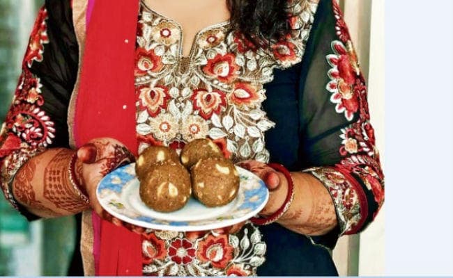 खुशियों के मौके पर बनाएं आटे का लड्डू, जानें तरीका