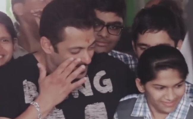 VIDEO: सलमान खान रोक नहीं पाये आंसू, इन स्‍पेशल बच्‍चों के बीच हुए इमोशनल