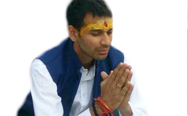 तुलसी की कंठी धारण कर धोती-कुर्ता पहन मथुरा पहुंचे तेज प्रताप, कहा- 2019 में देश से हो जायेगा भाजपा का सफाया