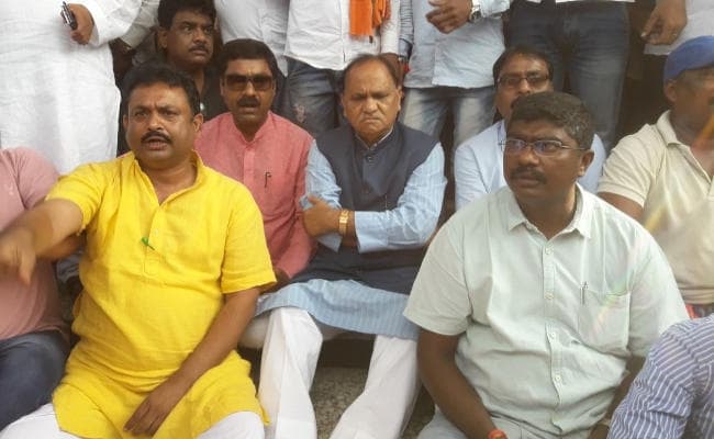 RANCHI : दो गुटों में पत्थरबाजी के बाद हुई फायरिंग एवं पुलिस कार्रवाई के विरोध में मंत्री सीपी सिंह धरना पर बैठे