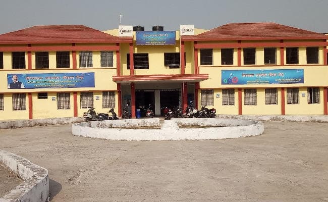 गिरिडीह : यूनानी मेडिकल कॉलेज में लोगों का इलाज नहीं होता, चलता है कौशल विकास केंद्र