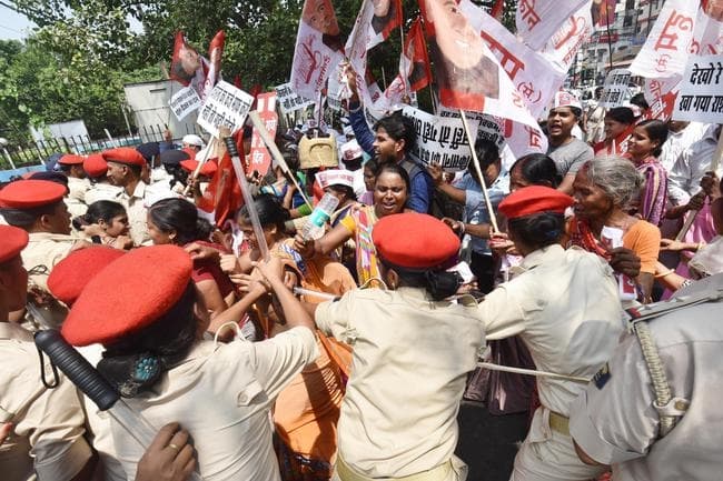 डीजल, पेट्रोल,रसोई गैस की बढ़ती कीमतों के खिलाफ हम ने किया राजभवन मार्च