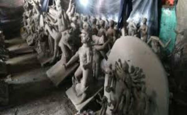 लगातार बारिश से परेशान दक्षिण दिनाजपुर के मूर्तिकार, तिरपाल से ढंककर रखने से नहीं सूख रहीं मूर्तियां