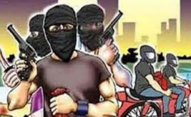 चार जगहों से साढ़े आठ लाख छीने