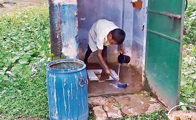गुमला : स्कूल में बच्चों से कराये जाते हैं शौचालय साफ