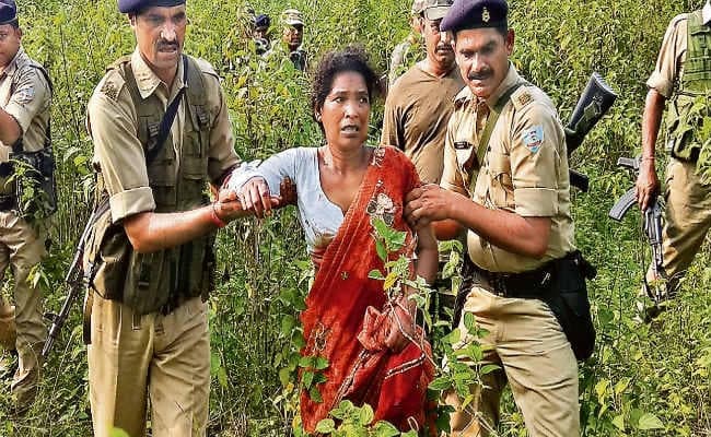 खूंटी में पारा शिक्षक दंपती पर हमला, पति को मारी गोली, पत्नी को तलवार से किया घायल